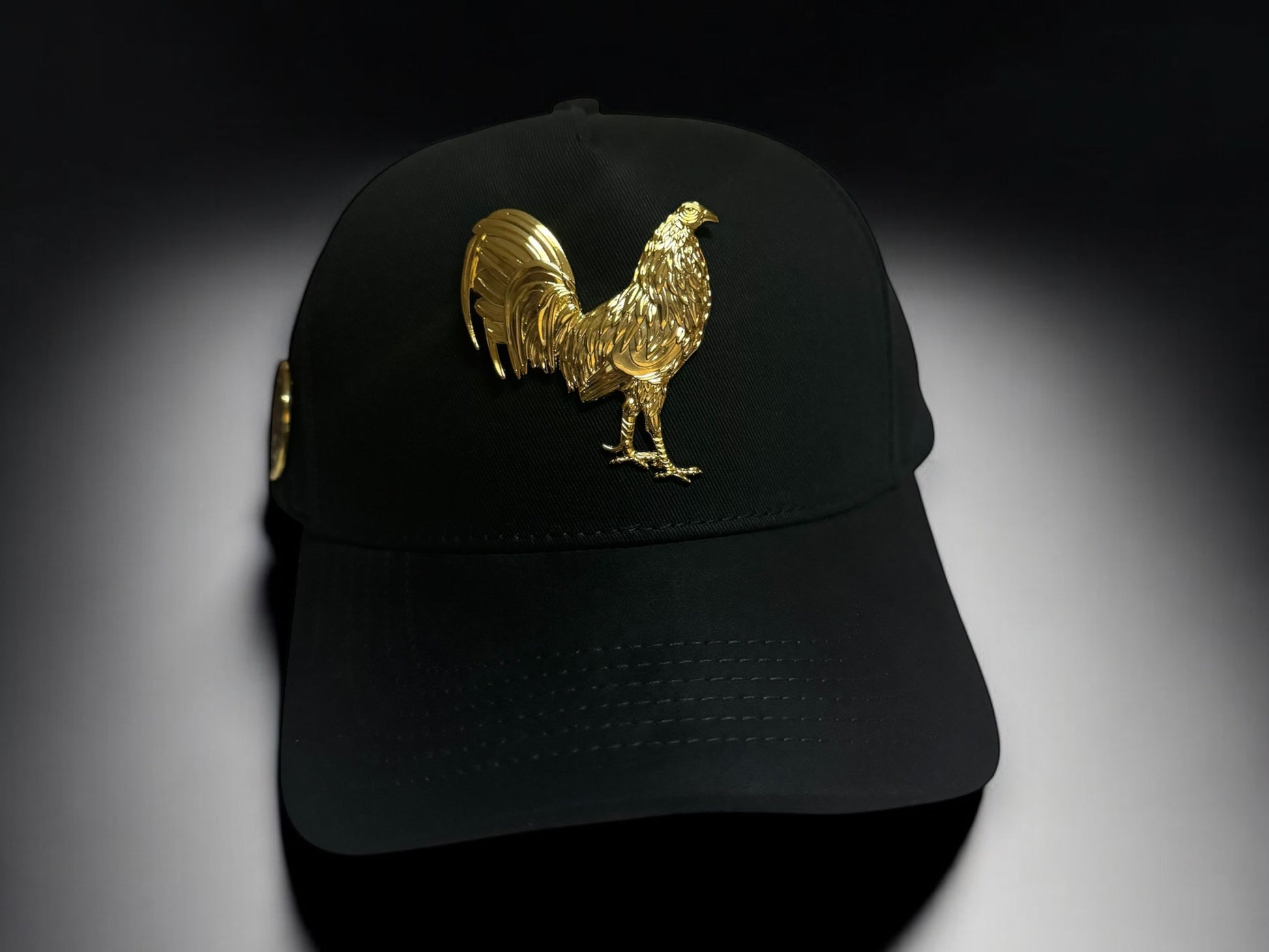 Gorra el Gallo de pin metalico Dorado. Snapback con gamusa en la visera