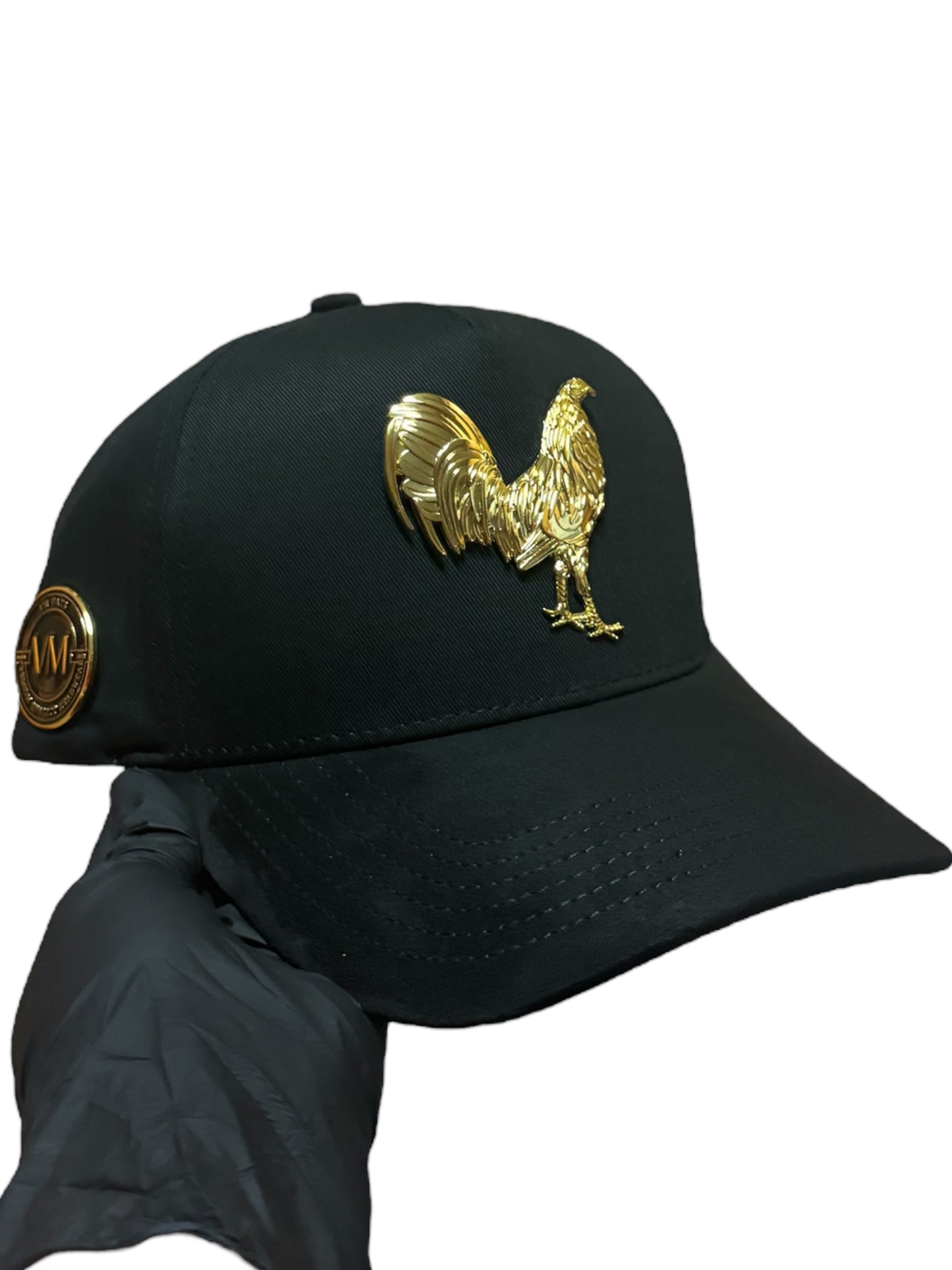 Gorra el Gallo de pin metalico Dorado. Snapback con gamusa en la visera
