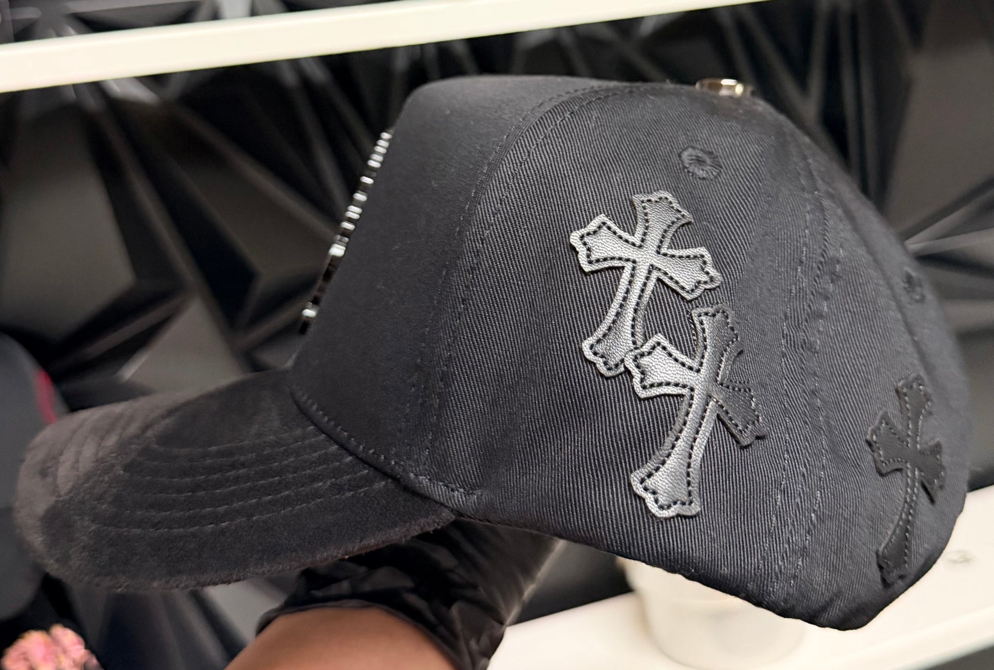 San Judas hat con cruces en piel