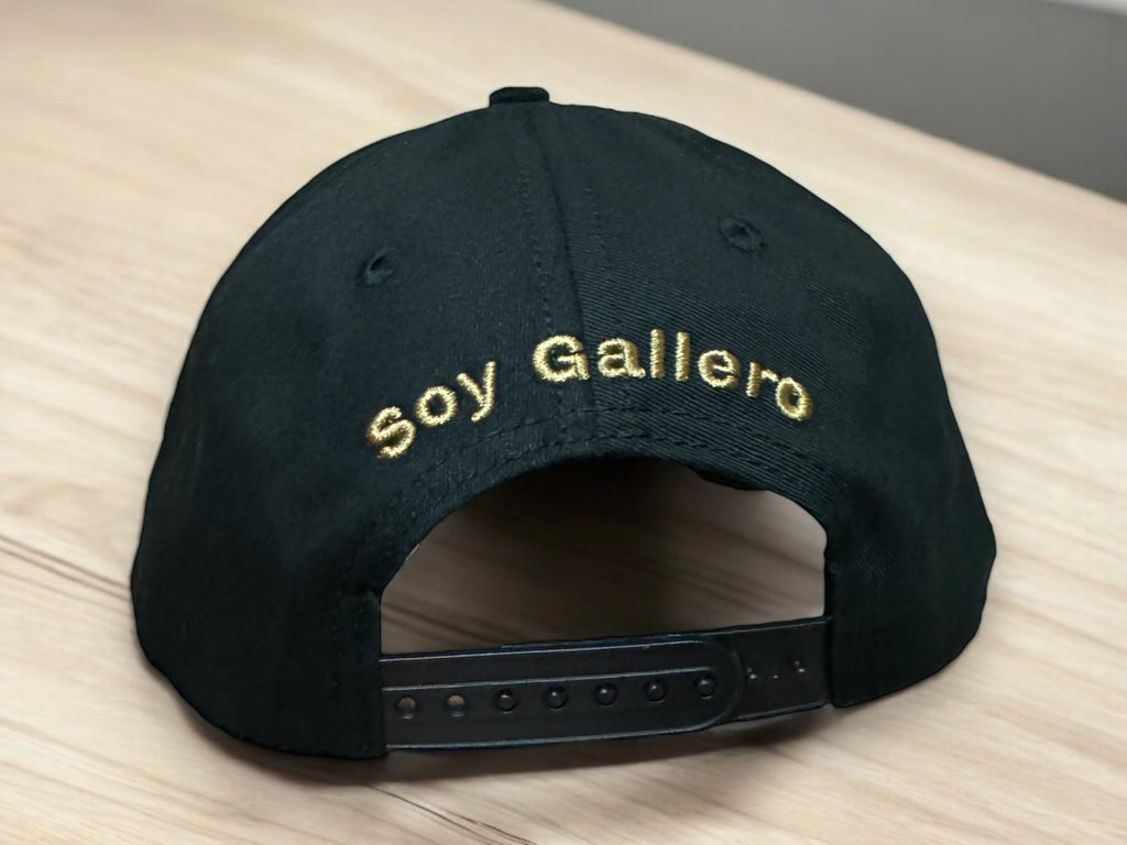 Gorra el Gallo de pin metalico Dorado. Snapback con gamusa en la visera