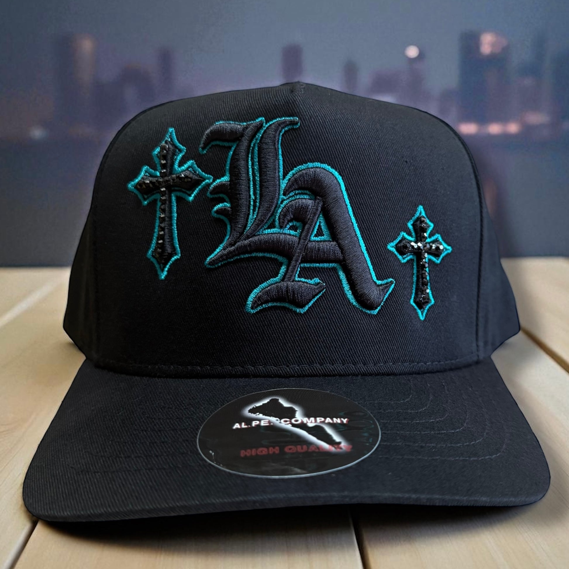 LA Snapback Hat con cruces
