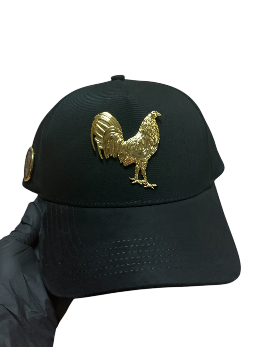 Gorra el Gallo de pin metalico Dorado. Snapback con gamusa en la visera