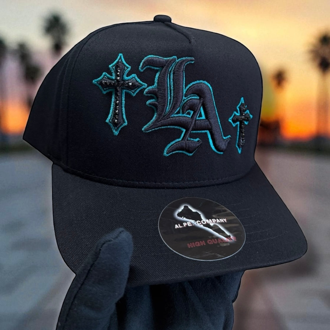 LA Snapback Hat con cruces