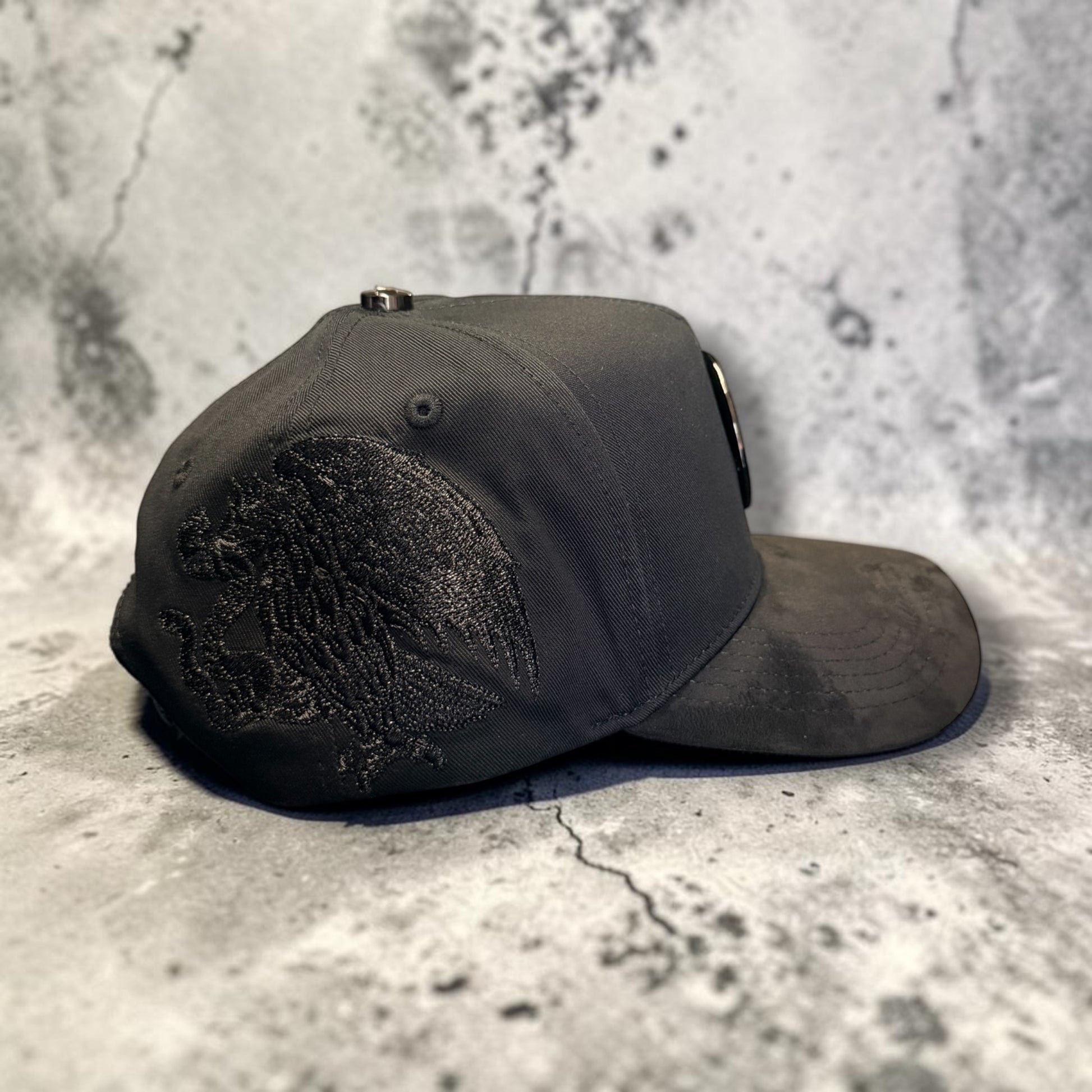 El centenario pin metálico adiamantado suede visor high quality