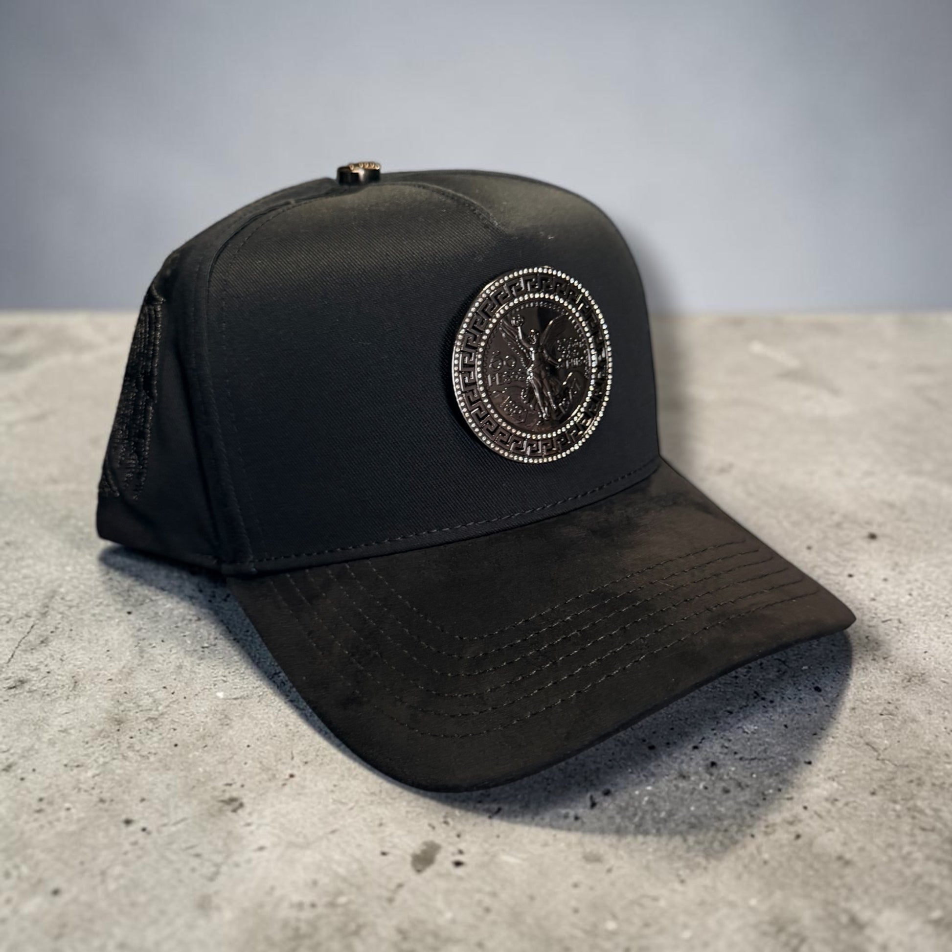 El centenario pin metálico adiamantado suede visor high quality
