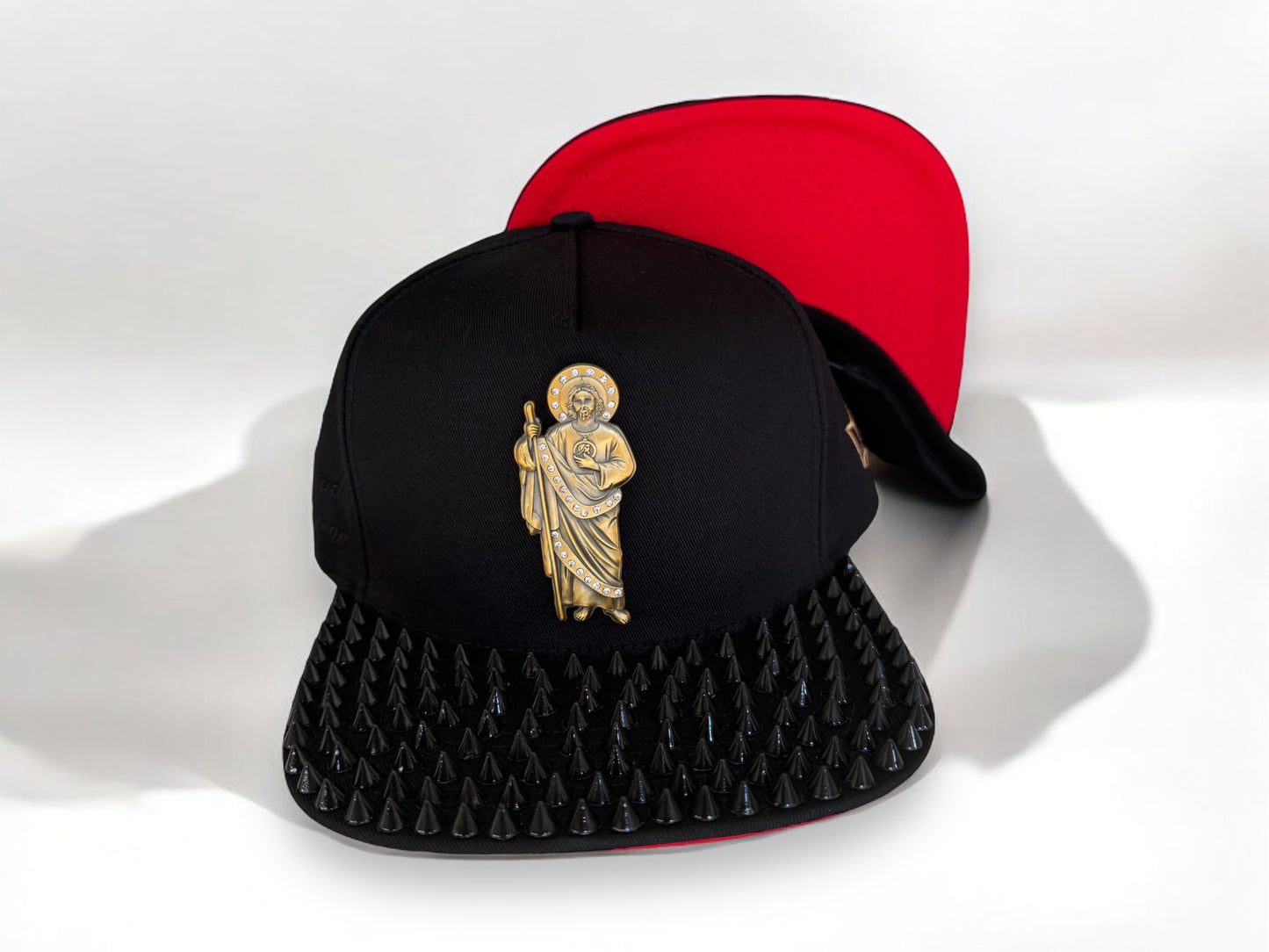 San Judas Hat Persinalizada con Spikes en la vicera. Disponible por tiempo limitado