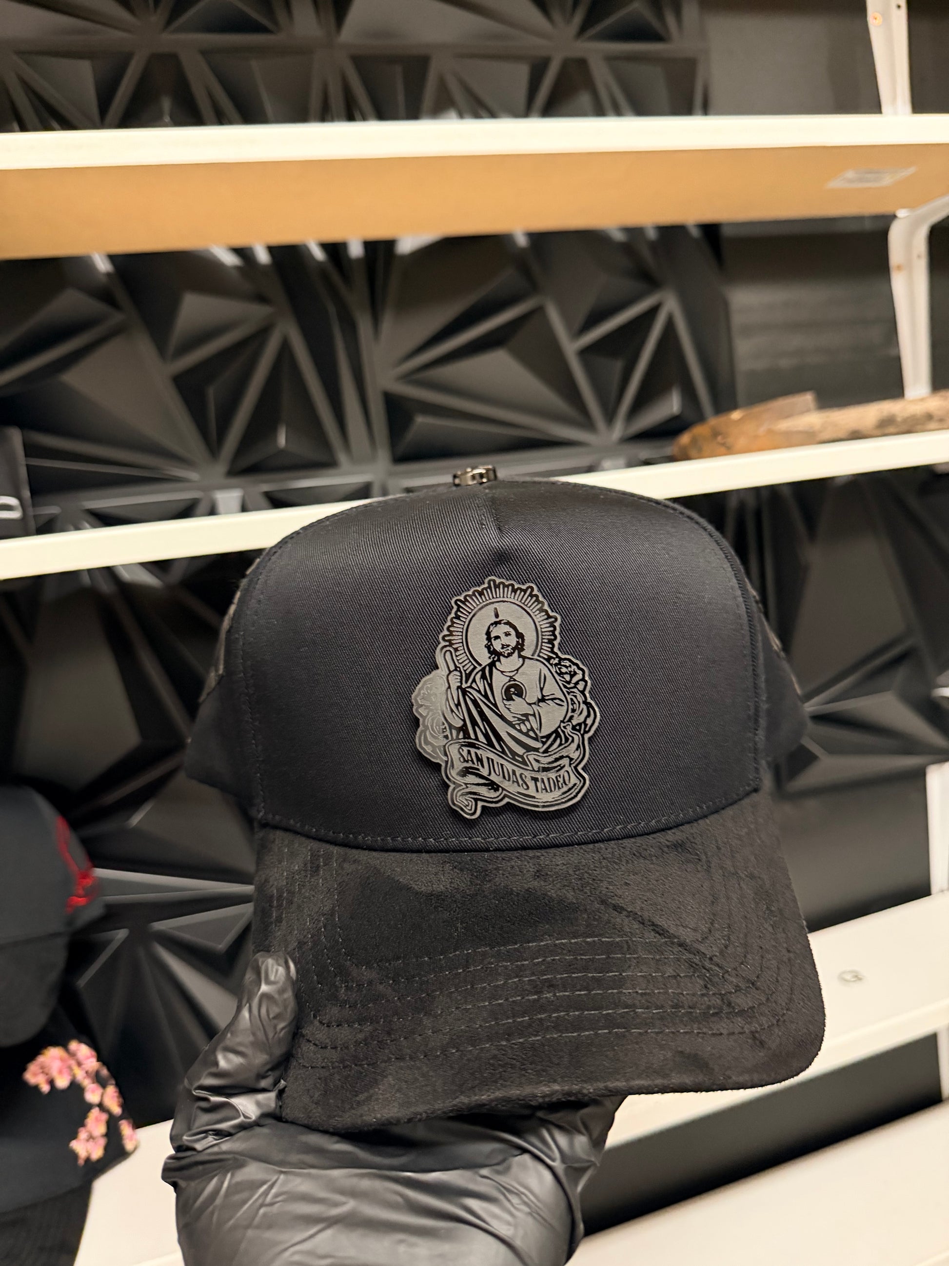San Judas hat con cruces en piel