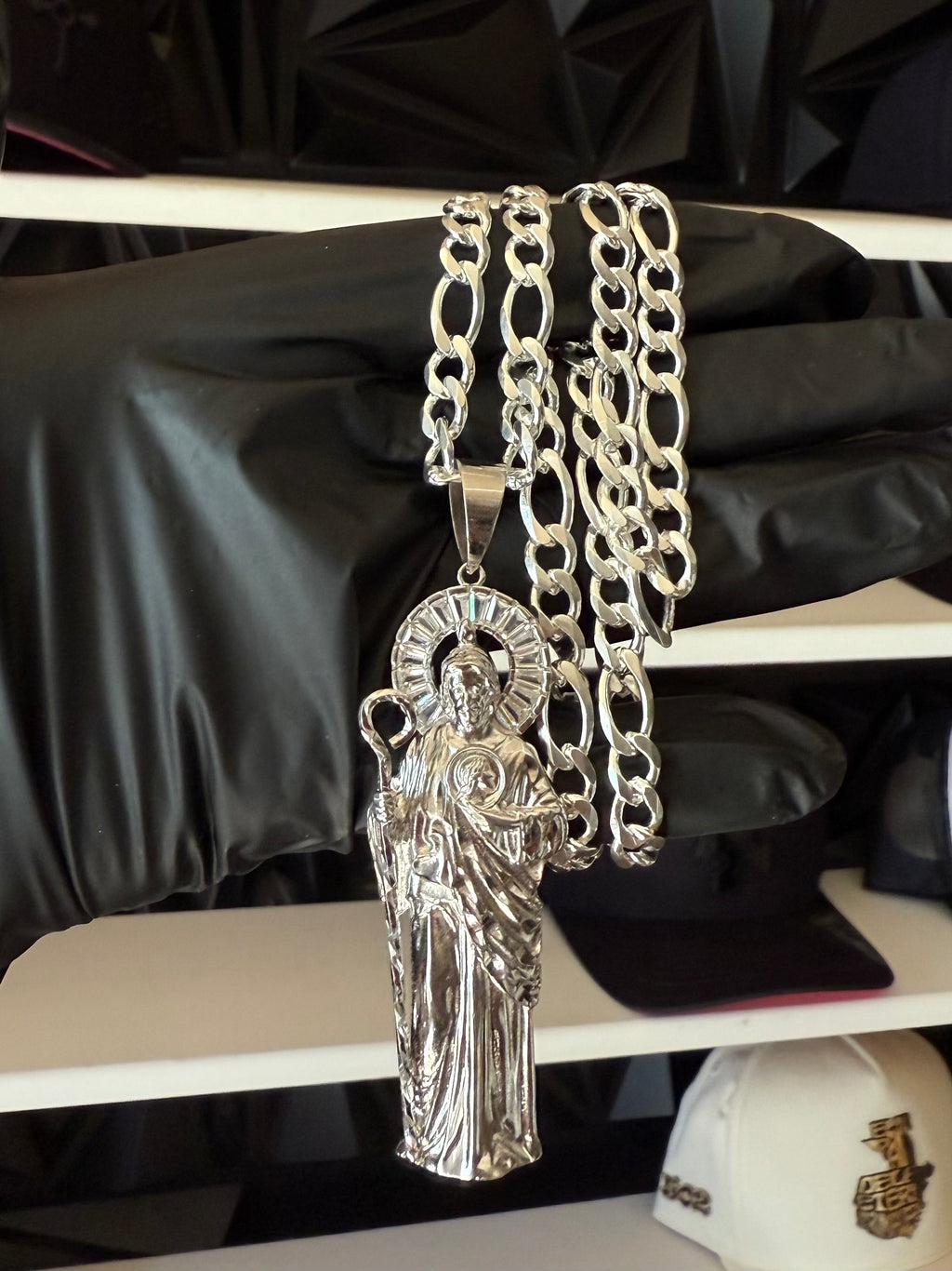 Cadena con dije San Judas