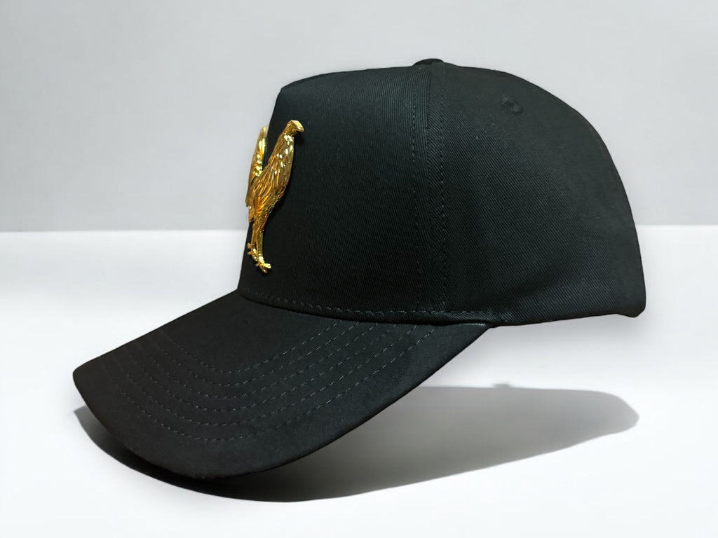 Gorra el Gallo de pin metalico Dorado. Snapback con gamusa en la visera