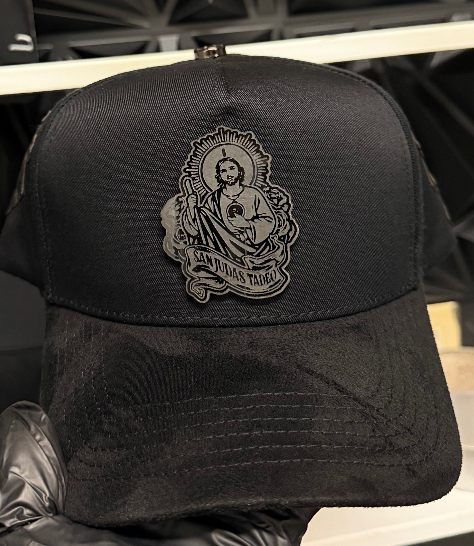 San Judas hat con cruces en piel