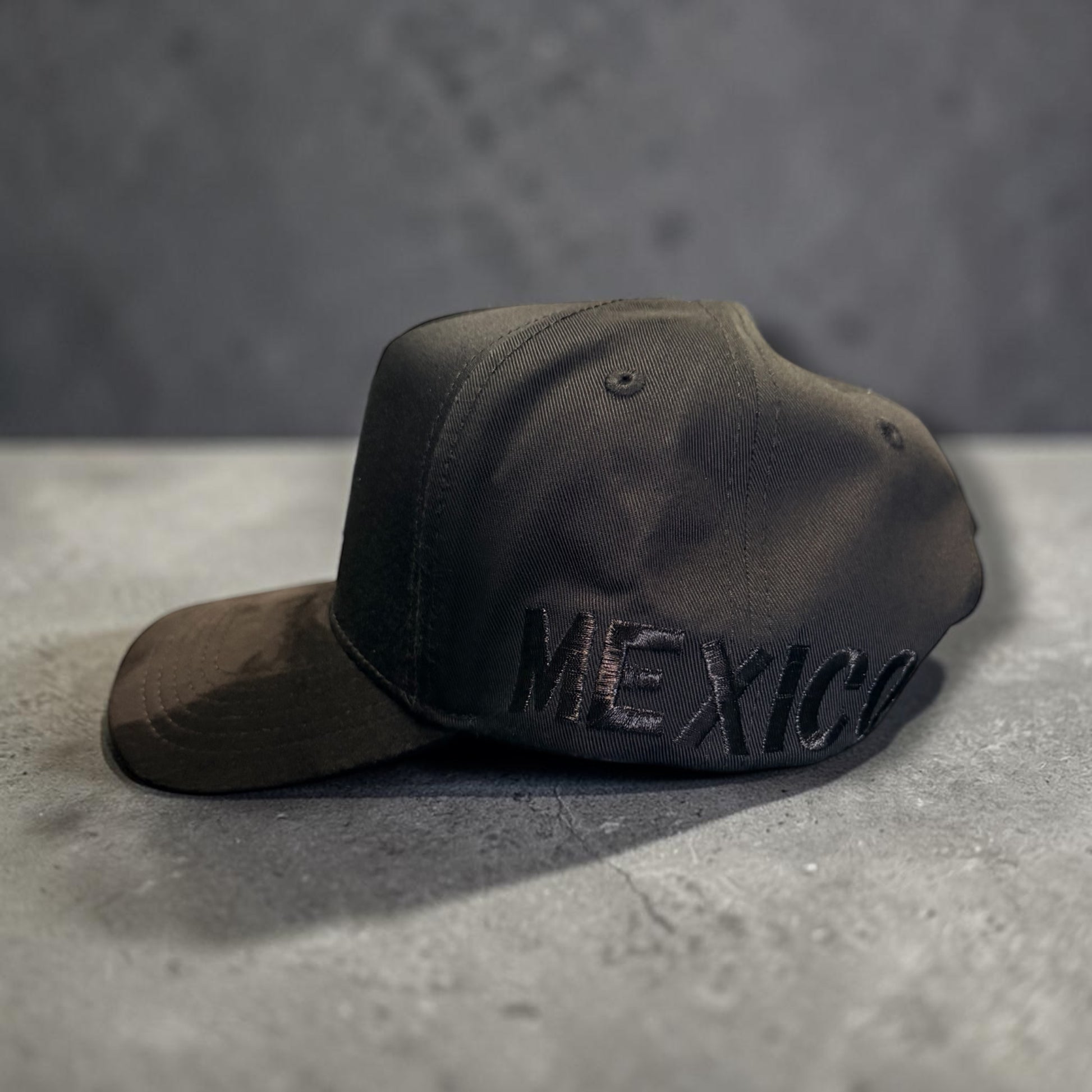 El centenario pin metálico adiamantado suede visor high quality