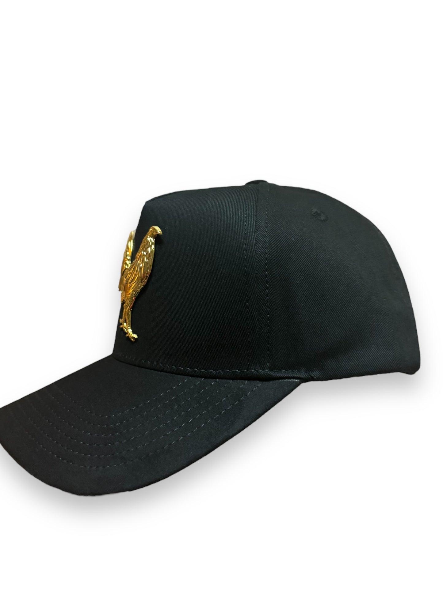 Gorra el Gallo de pin metalico Dorado. Snapback con gamusa en la visera