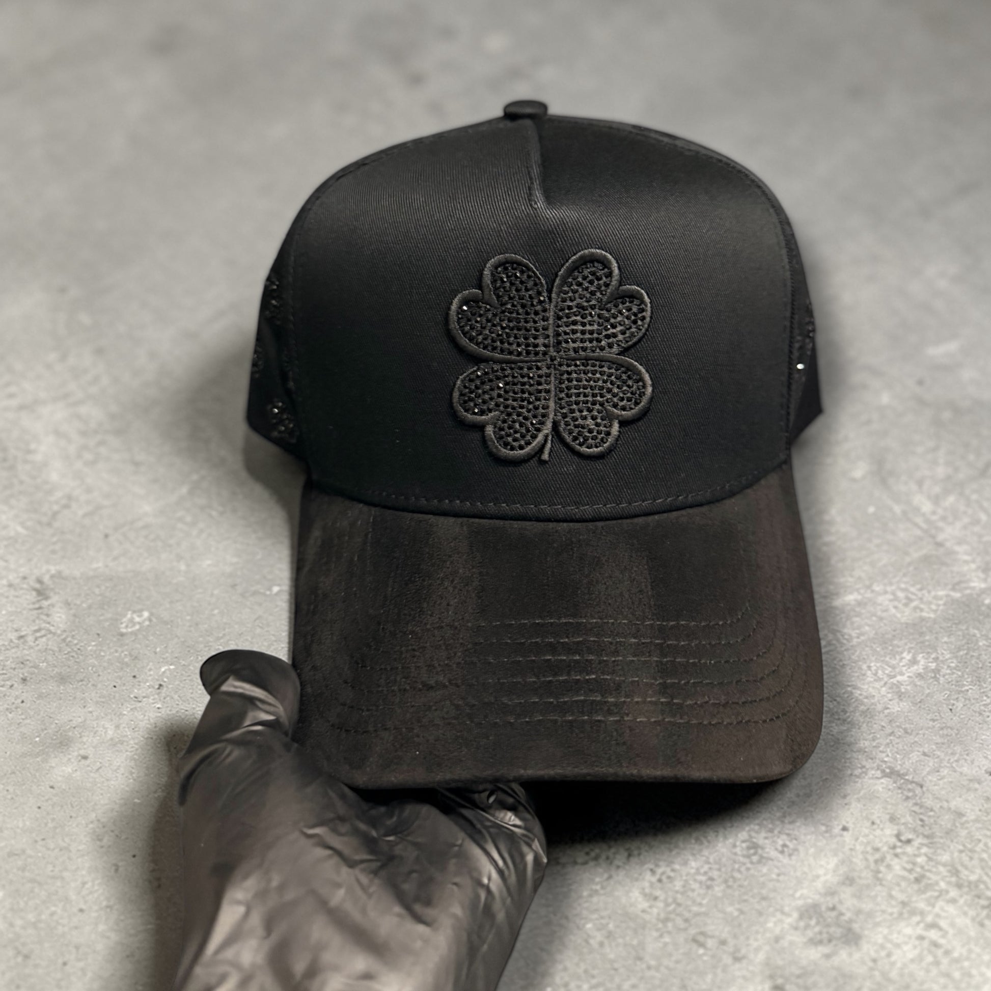 Trébol Hat With rhinestones