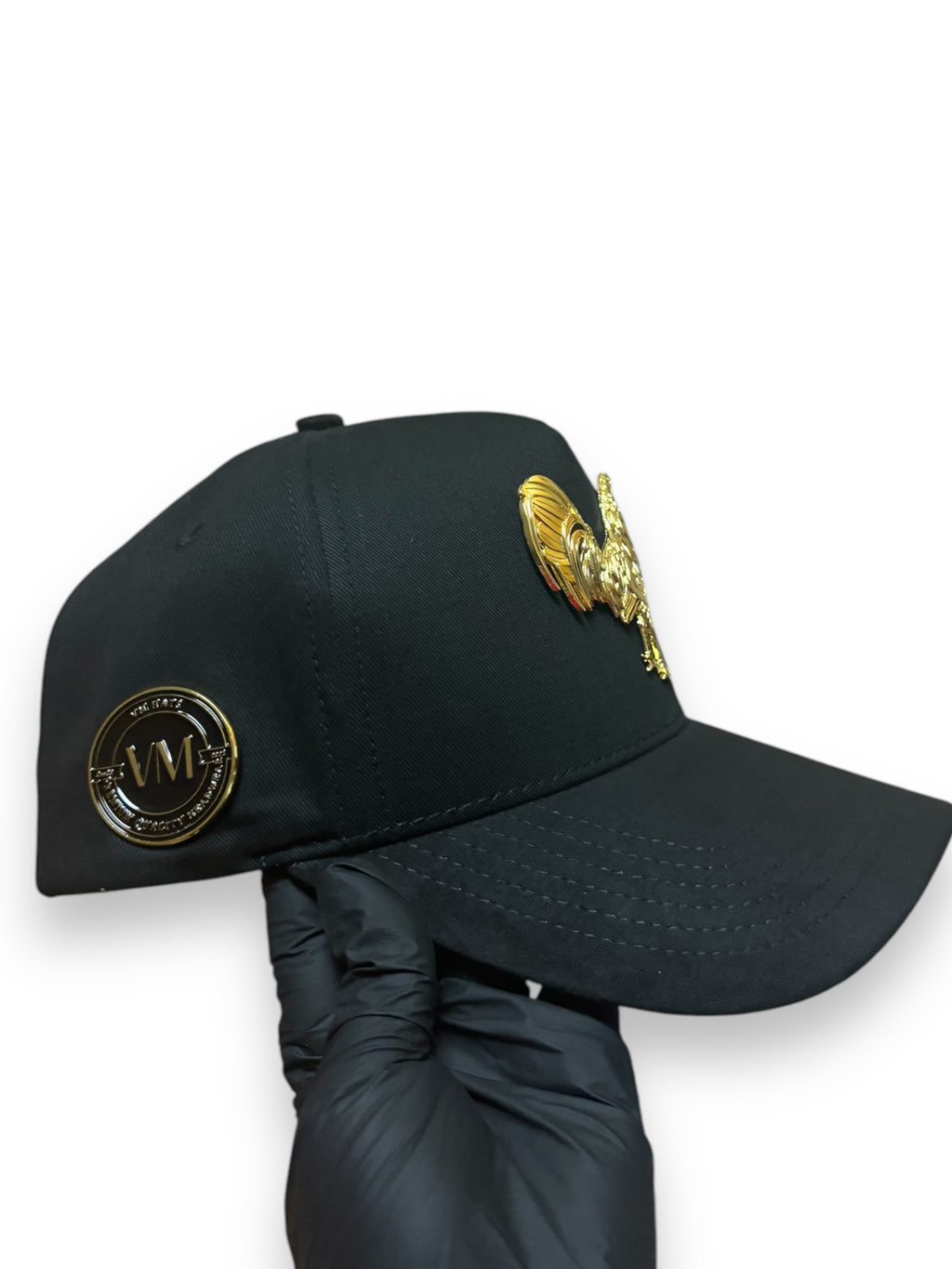 Gorra el Gallo de pin metalico Dorado. Snapback con gamusa en la visera