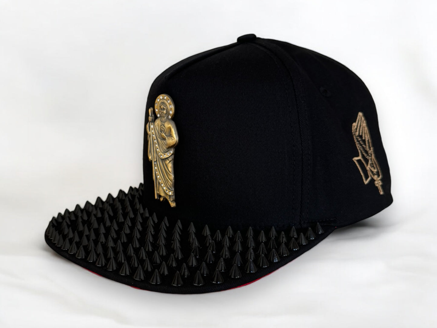 San Judas Hat Persinalizada con Spikes en la vicera. Disponible por tiempo limitado