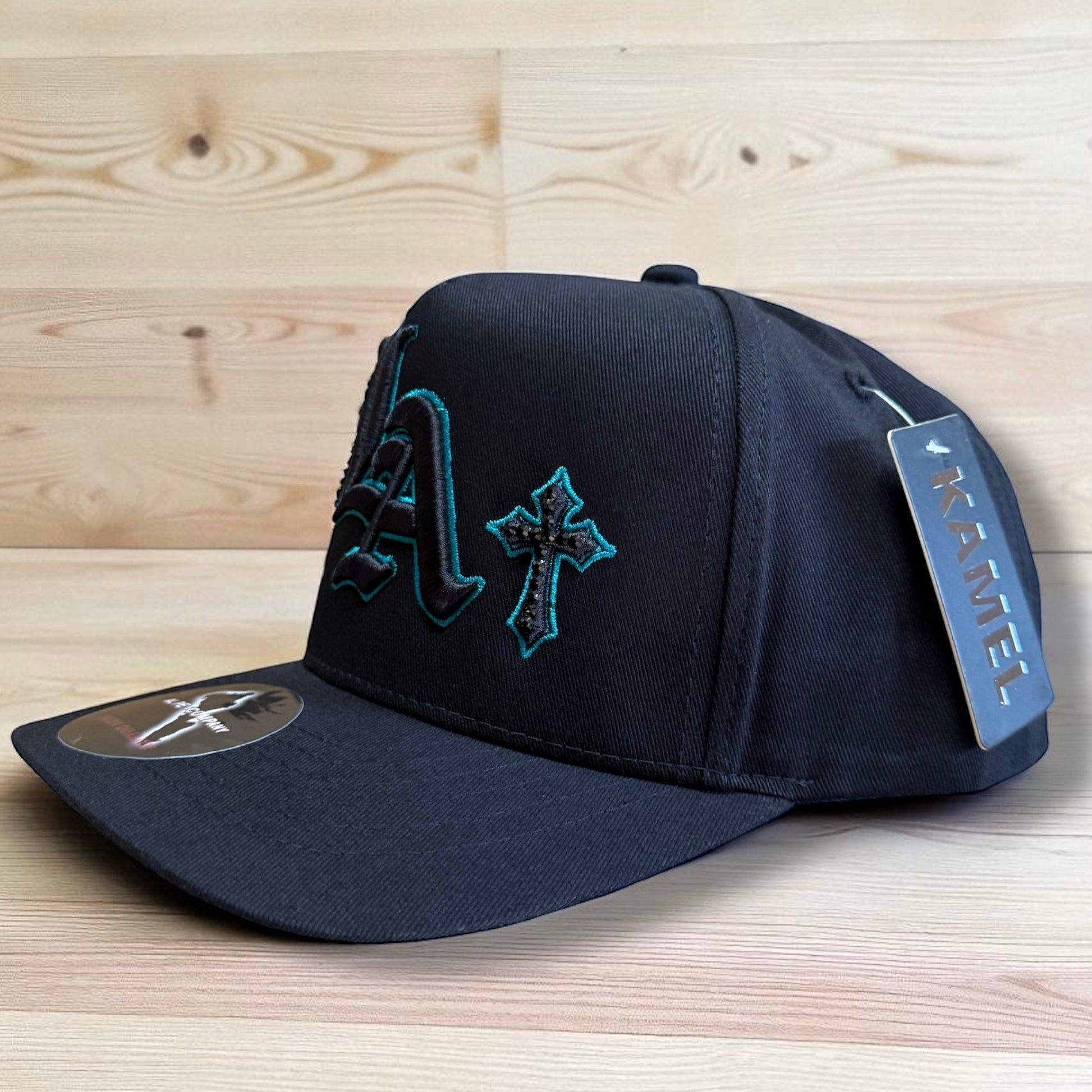 LA Snapback Hat con cruces