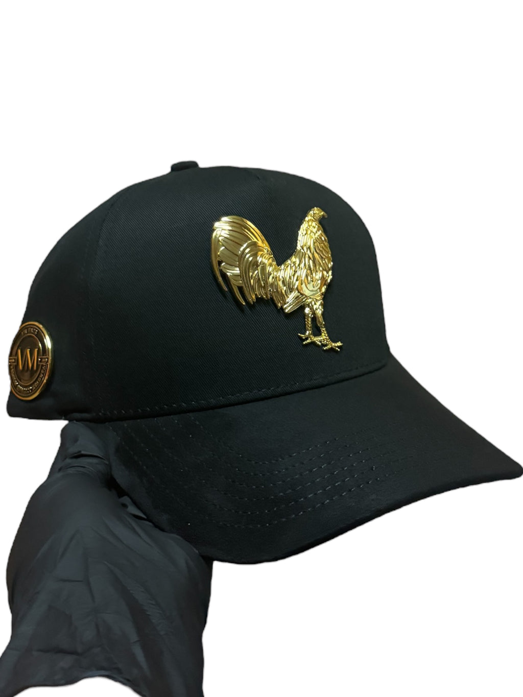 Gorra el Gallo de pin metalico Dorado. Snapback con gamusa en la visera