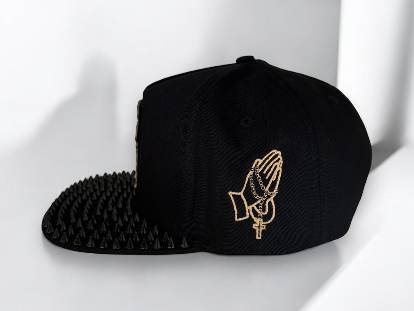 San Judas Hat Persinalizada con Spikes en la vicera. Disponible por tiempo limitado