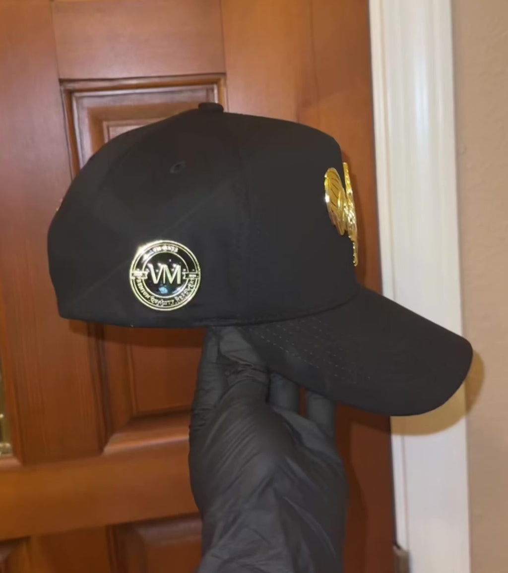 Gorra el Gallo de pin metalico Dorado. Snapback con gamusa en la visera