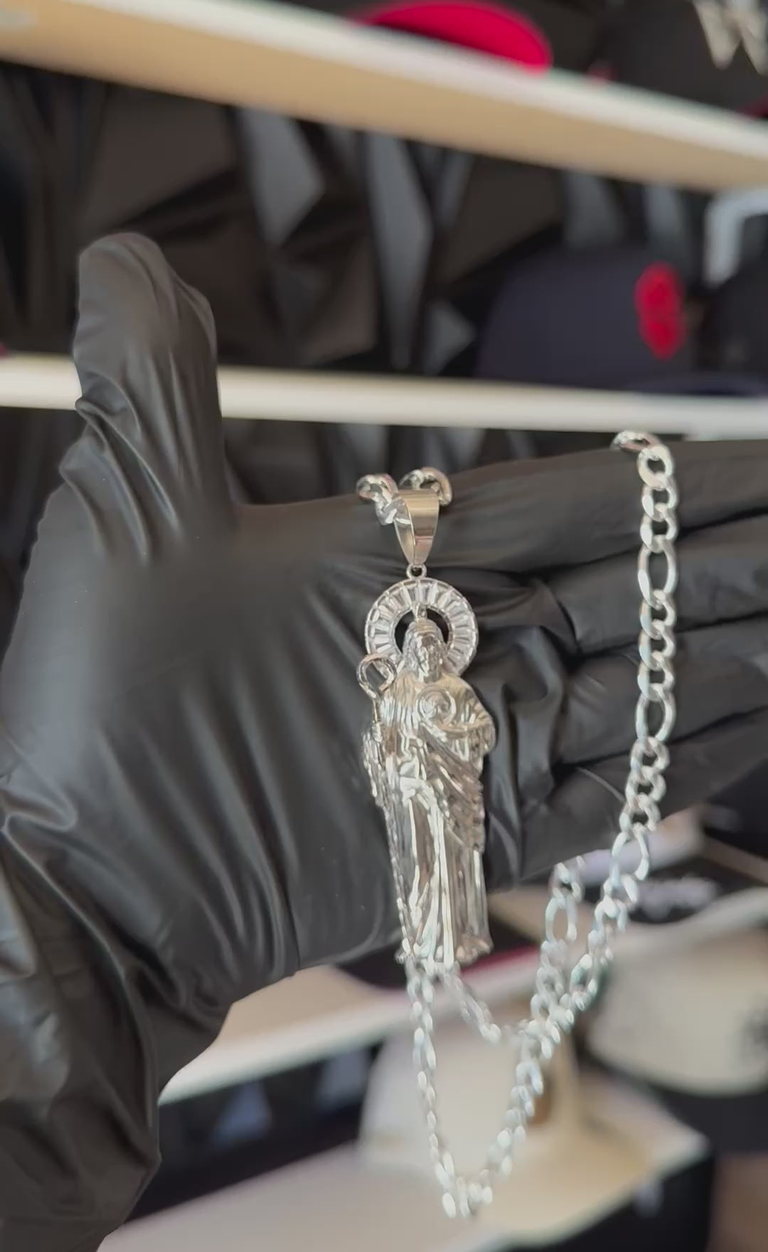 Cadena con dije San Judas